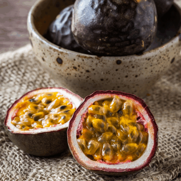 Alanya’nın tropikal meyvesi passiflora, ferahlatıcı aroması ve zengin besin içeriğiyle günlük sağlıklı yaşamınıza pratik ve lezzetli bir dokunuş sunar.