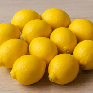 Alanya’nın verimli topraklarında yetişen 1 kg Kara Limon (Yediveren), güçlü aroması ve doğal C vitamini desteğiyle mutfağınıza tazelik katar.