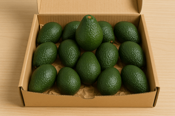 Tropik Hediye Kutusu 4; 12 adet ithal mango ve 12 adet ithal çarkıfelek meyvesiyle tropikal lezzetleri zarif bir kutuda buluşturuyor. avokadom.com'da!