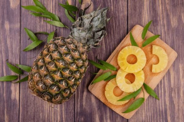 Yerli üretim ananas tatlı, taptaze aroması ve zengin besin içeriğiyle tropikal lezzeti sofralarınıza taşır. Doğal, sağlıklı ve yerel bir meyve seçimi!